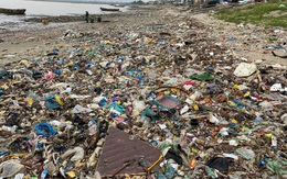 Thanh Hoá: Kinh hoàng cảnh tượng rác thải chất đống dọc bờ biển Ngư Lộc
