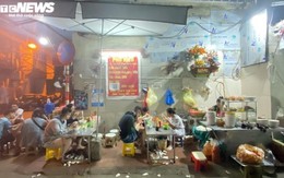 Quán phở kỳ lạ ở Hà Nội: Chỉ đông khách lúc nửa đêm, bán vài trăm bát một ngày
