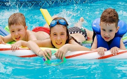 Mùa hè, cho trẻ đi bơi nhất định phải làm điều này sẽ không lo bị ốm