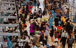 Nghỉ lễ 30/4, sân bay Nội Bài đông kỷ lục, bến xe chật cứng người
