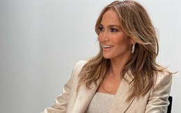 Mặt mộc căng bóng của Jennifer Lopez ở tuổi 52
