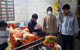 Chưa nguôi ngoai nỗi đau mất ông và bố, con trai ngã quỵ khi mẹ bị lũ cuốn trôi