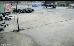 Tai nạn liên hoàn giữa 3 xe, camera "soi" tung tích bí ẩn của ô tô 4 chỗ ở hiện trường