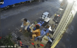 Hai bà cô đang mải buôn chuyện, hiểm họa ập tới sau lưng, tiếng la hét vang hẻm