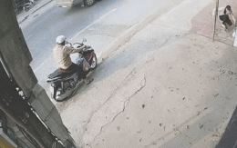 Khoảnh khắc gây ám ảnh: Người đàn ông đi xe máy bị ô tô mất lái tông văng khi đang dừng bên lề đường