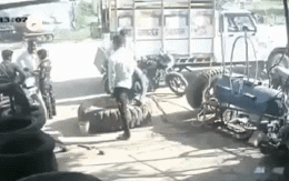 Nổ lốp xe hơi, thanh niên bị bắn lên không trung: Những giây cuối gặp may mắn