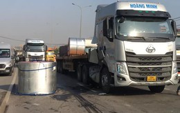 Ớn lạnh cuộn thép hàng chục tấn lao lên ca bin xe tải rồi rơi xuống đường