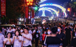 Hàng ngàn người dân chen chân xem pháo hoa dịp Giỗ Tổ Hùng Vương
