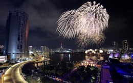 Pháo hoa rực sáng trên bầu trời TP.HCM tối 30/4
