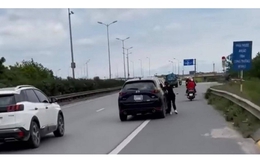 Hà Nội: Công an xác minh vụ xe ô tô Mazda 5 kéo lê người phụ nữ trên đường