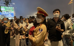 CSGT TP.HCM tìm thấy bé trai 2 tuổi lạc mẹ trong đêm bắn pháo hoa