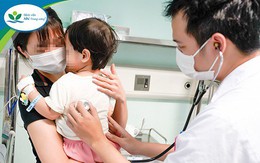 Nhiều trẻ uống nhầm dầu thắp hương nguy kịch, bác sĩ cảnh báo hành động sơ cứu khiến trẻ nặng thêm