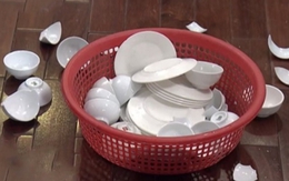 Con dâu đánh vỡ bát bố chồng mắng té tát, mẹ chồng làm hành động khiến cả nhà chết lặng