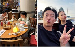 Vợ vắng nhà, Cường Đôla khoe đưa 2 con đánh lẻ ăn ngoài, trên bàn có chiếc túi nữ khả nghi