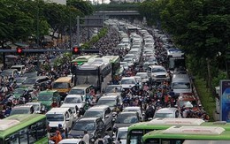 Ùn tắc kinh hoàng, nghìn xe nối dài kẹt cứng suốt 2 giờ ở TP.HCM
