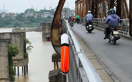 Mất cắp loạt phao cứu sinh chống đuối nước vừa lắp trên cầu qua sông Hồng