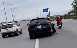 Vụ cô gái bám vào xe Mazda rồi bị hất văng xuống đường: Hành vi của lái xe là nguy hiểm, cần phải xử lý nghiêm