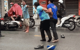 Mặc con gái khóc giữa đường, ông bố lao vào đánh nhau, 1 phút can ngăn bất lực