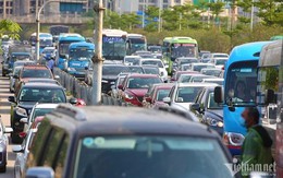 Chưa kết thúc nghỉ lễ, cửa ngõ Hà Nội đã ken đặc xe cộ