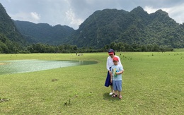 Không muốn con chơi điện thoại xuyên lễ, bố đưa cả nhà đi cắm trại