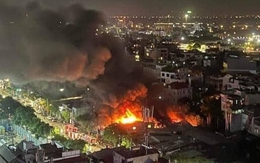 Hà Nội: Cháy lớn dãy nhà trên đường Lạc Long Quân