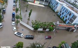 Ô tô "bơi" trên phố Hà Nội, nhiều tỉnh thành ngập nặng vì mưa lớn