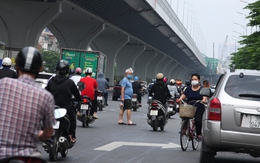 Người đi bộ nớp nớp khi sang đường trên phố Minh Khai mở rộng