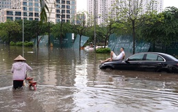 Cận cảnh nhiều xe sang mersedes ngập sâu trong nước sau mưa lớn ở Hà Nội