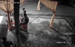 Ôtô lao vào rạp đám tang ven đường