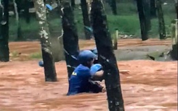 2 người đàn ông mắc kẹt giữa dòng nước xiết