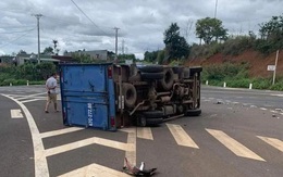 Ô tô con hất văng xe tải giữa ngã tư, một người bị thương