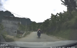 Tung đồ ra giữa đường cho đám trẻ nhặt, phượt thủ gây bức xúc vì suýt gây hoạ cho ô tô