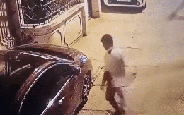 Người đàn ông cầm dao đâm thủng lốp xe ô tô hàng xóm lúc nửa đêm, xem camera ai nấy cực phẫn nộ
