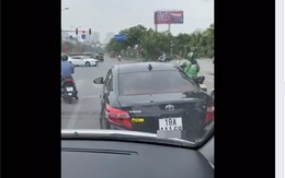 Ô tô không nhường đường cho xe cứu thương gây phẫn nộ, tài xế phân trần: 'Tôi cũng chở người bệnh, nếu vượt đèn đỏ gây tai nạn ai chịu trách nhiệm?'