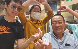 MC Lại Văn Sâm rạng rỡ bên vợ, gia đình nhân sinh nhật tuổi 65