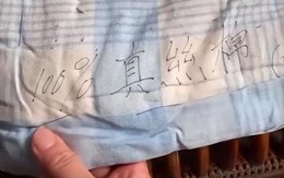 Dọn chăn bông của mẹ chồng quá cố, con dâu bật khóc vì một dòng chữ