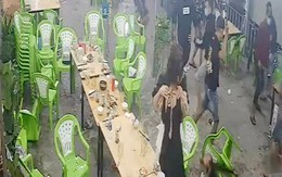 Hai cô gái ôm nhau run rẩy ở quán ốc khi nhóm côn đồ xộc vào truy sát, ném bom xăng