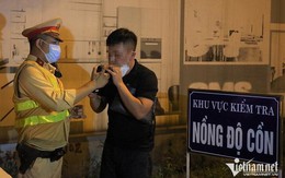 Nam thanh niên khóc nức nở khi bị cảnh sát kiểm tra nồng độ cồn