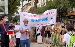 Cha mẹ giăng biểu ngữ tuyên bố con gái được phép hẹn hò sau thi đại học