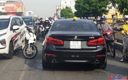 Xe sang tông cô gái bất tỉnh trên cầu vượt, cửa ngõ Tân Sơn Nhất kẹt cứng