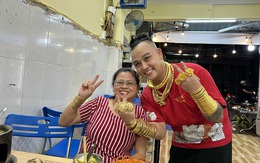 Chủ quán dát vàng cơ thể, trầy tay trộn chân gà vẫn không tháo