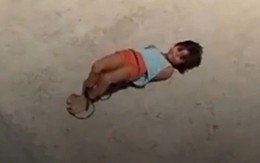 Bé gái Ấn Độ bị mẹ trói phơi nắng vì lý do gây sốc