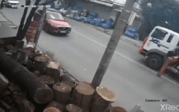 Clip 6 giây xe cẩu 'gạt chân' trúng ô tô ngược chiều gây phẫn nộ