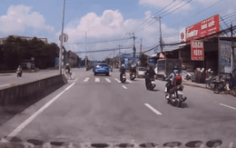 Xe máy bẻ lái khiến tài xế ô tô 'ú ớ', suýt gặp họa với xe tải ngược chiều