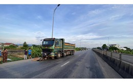 Va chạm giữa xe tải, xe máy và xe ba gác, 2 người tử vong