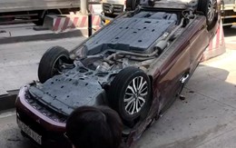 Xế hộp lật ngửa tại trạm thu phí sau va chạm với xe buýt