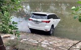 Nữ tài xế lái ô tô Fortuner lao xuống sông Kim Ngưu