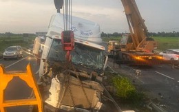 Xe container văng thùng hàng trên cao tốc Trung Lương, ùn tắc nhiều km