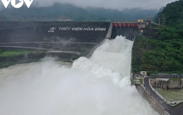 Hòa Bình mở cửa xả đáy, nước cuồn cuộn đổ về hạ du
