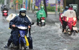 Sấm sét ầm trời, TP.HCM mưa xối xả rồi ngập khắp ngả